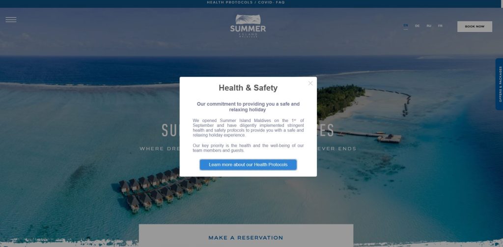 Esempio di sito web di un hotel alle Maldive, in cui viene fatto ampio uso del colore azzurro